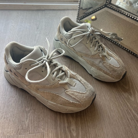 YEEZY Boost 700 "Salt” - Picture 3 of 8